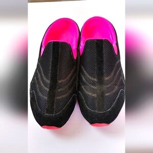 Easy Spirit women's black and bright pink slip-on. Size 10M